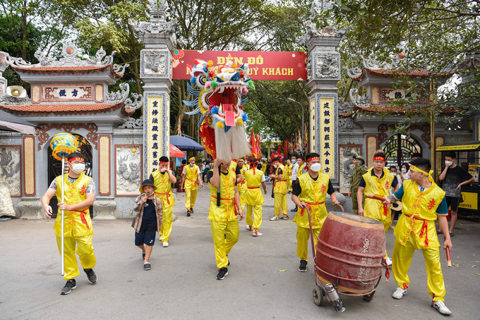 Ði đầu đám rước gồm đội múa rồng thể hiện hùng khí Thăng Long; đoàn cờ, trống, đoàn tướng võ, cởi trần, đóng khố, tay cầm truỳ đồng và hàng trăm quân sĩ đi theo. Tiếp đến là 100 người khiêng kiệu mặc áo đỏ, mũ đen.