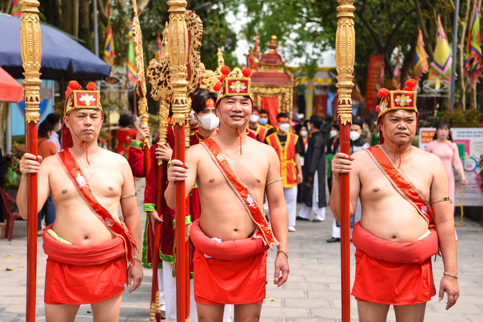 Đoàn thế tướng võ cởi trần, đóng khố.