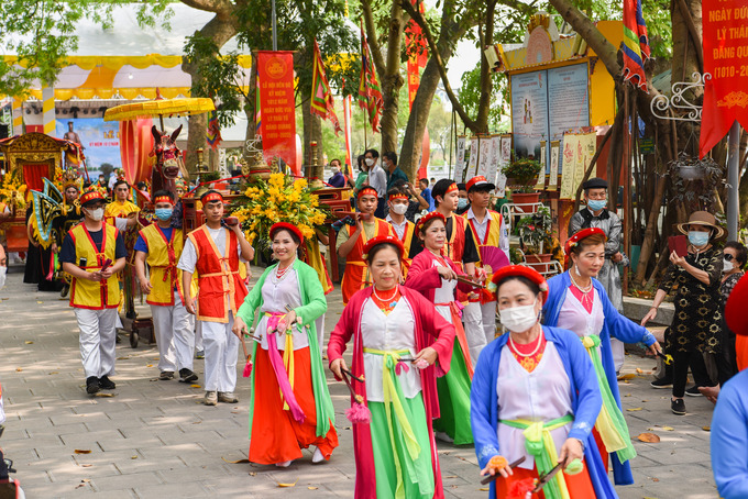 Bà Nguyễn Thị Hạnh phường Đình Bảng, TP Từ Sơn (Bắc Ninh) vui mừng phấn khởi cho biết: 'Sau hơn 2 năm đóng cửa do ảnh hưởng của dịch COVID-19, thì nay lễ hội đền Đô chính thức được mở cửa trở lại. Tôi rất vui mừng khi được là người tham gia lễ rước kiệu tưởng nhớ công lao to lớn của 8 vị vua triều Lý đối với các bậc tiên tổ” - bà Hạnh nói.