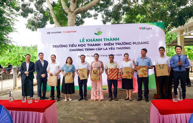 Các đại diện của địa phương, nhà trường và nhà tài trợ tại lễ trao tặng ngôi trường