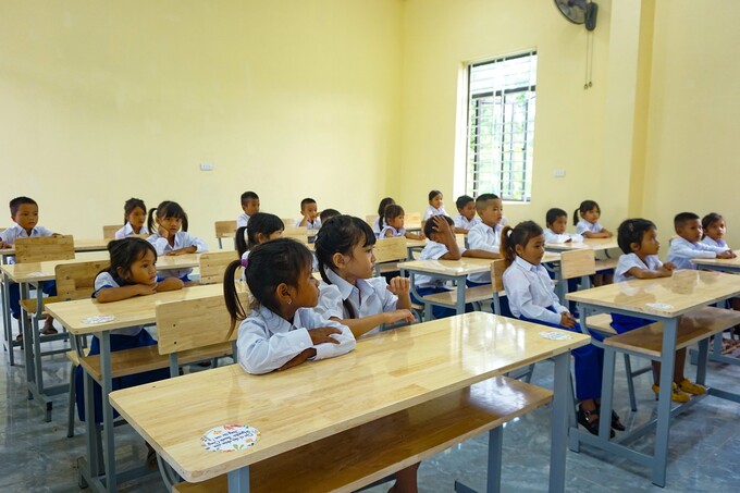 Các em học sinh bắt đầu những bài học đầu tiên trong lớp học mới