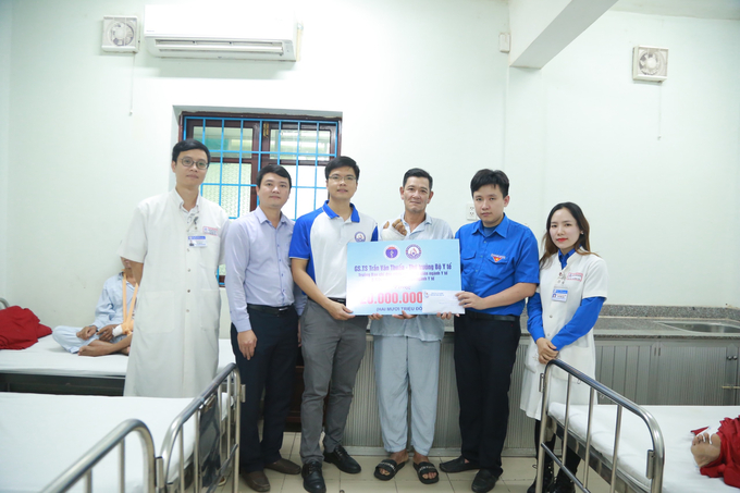 Gia đình vợ chồng ông Trần Đình M. (SN 1972) và Nguyễn Thị Thuỷ T. (SN 1978) bị sạt lở hoàn toàn căn nhà tại xã Bình Thành (Hương Trà - Thừa Thiên Huế). Hai vợ chồng bị thương đang cấp cứu tại Bệnh viện Trung ương Huế.