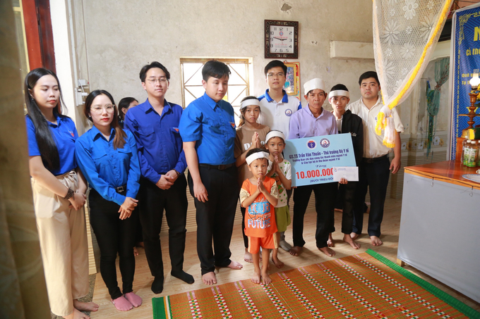 Gia đình 2 mẹ con bị nước lũ cuốn thuộc hộ cận nghèo,và có hoàn cảnh kinh tế khó khăn.
