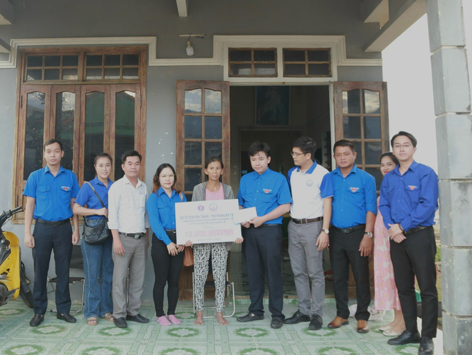 Bà Nguyễn Thị V. (SN 1973) là gia đình hộ cận nghèo tại thị trấn Lăng Cô (Phú Lộc - Thừa Thiên Huế) bị sập một sập phần của ngôi nhà trong đợt lốc xoáy vừa qua.