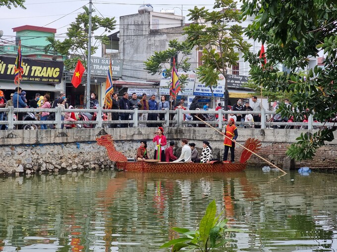 Bên cạnh nghi lễ truyền thống, phần hội còn diễn ra các hoạt động văn hóa, văn nghệ độc đáo, hát quan họ dưới thuyền, thể dục thể thao, trò chơi dân gian như đấu vật, kéo co, chọi gà...
