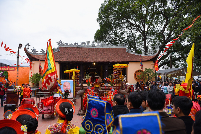 Lễ hội làng Ném Thượng diễn ra trong hai ngày mùng 5-6 tháng Giêng âm lịch, trong đó mùng 6 là chính hội. Mùng 4 tháng Giêng, nghi lễ mở cửa đình được bắt đầu. Trong ngày mùng 5, lễ khai mạc hội và lễ nhập tịch, đón 'ông ỉn' về nhập đình được tiến hành.