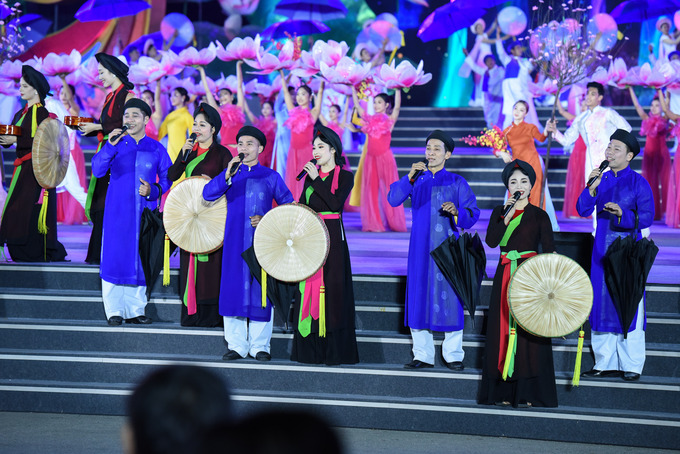 'Bắc Ninh cũng được mệnh danh là xứ sở của các lễ hội dân gian truyền thống, cùng những phong tục, tập quán tốt đẹp. Các hình thức diễn xướng dân gian mang sắc thái riêng, độc đáo, tiêu biểu là Dân ca Quan họ Bắc Ninh đã được UNESCO ghi danh là Di sản văn hoá phi vật thể đại diện của nhân loại. Đến nay, qua hơn 10 năm từ khi được ghi danh, Dân ca Quan họ Bắc Ninh đã được đầu tư, bảo tồn, lan tỏa mạnh mẽ trong nước và quốc tế. Để Quan họ có được sức sống, sự phát triển thăng hoa, Bắc Ninh đã ban hành nhiều chính sách, kế hoạch, chương trình hành động thiết thực, quan tâm đầu tư toàn diện và đúng hướng. Tỉnh sớm có chính sách đãi ngộ cho những nghệ nhân Quan họ. Họ là những báu vật sống, đang hằng ngày thực hành và trao truyền những di sản mà cha ông đã dày công tạo dựng, nhằm bảo tồn và phát huy giá trị dân ca quan họ trong xã hội đương đại, phục vụ mục tiêu phát triển kinh tế - xã hội và phát triển du lịch”, chủ tịch UBND tỉnh Bắc Ninh khẳng định.