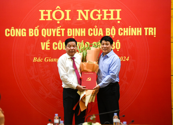 Thường trực Ban Bí thư Trung ương Đảng Lương Cường trao quyết định và tặng hoa chúc mừng Trung tướng Nguyễn Văn Gấu.