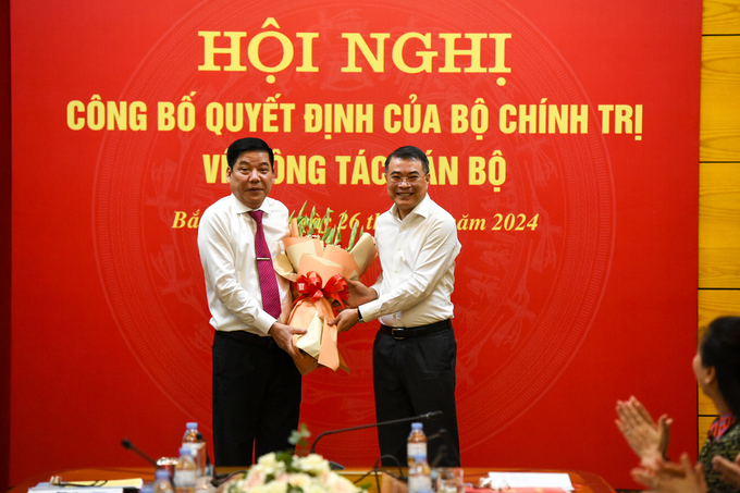 Bí thư Trung ương Đảng, Trưởng Ban Tổ chức Trung ương Lê Minh Hưng tặng hoa chúc mừng tân Bí thư Tỉnh ủy Bắc Giang.