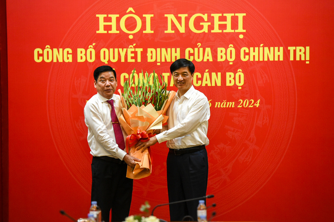 Chánh Văn phòng Trung ương Đảng Nguyễn Duy Ngọc tặng hoa chúc mừng tân Bí thư Tỉnh ủy Bắc Giang Nguyễn Văn Gấu.