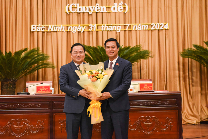 Bí thư Tỉnh ủy Bắc Ninh Nguyễn Anh Tuấn tặng hoa chúc mừng tân Phó Chủ tịch UBND tỉnh Bắc Ninh Lê Xuân Lợi.