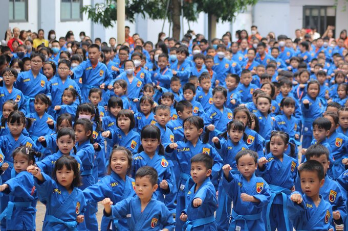 Học sinh trường TH & THCS FPT Cầu Giấy thể hiện màn đồng diễn Vovinam tại lễ khai giảng