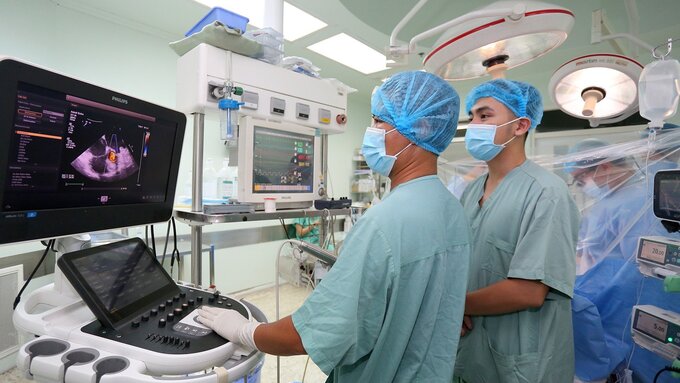 Ê-kíp phẫu thuật tiến hành các bước ghép tim.