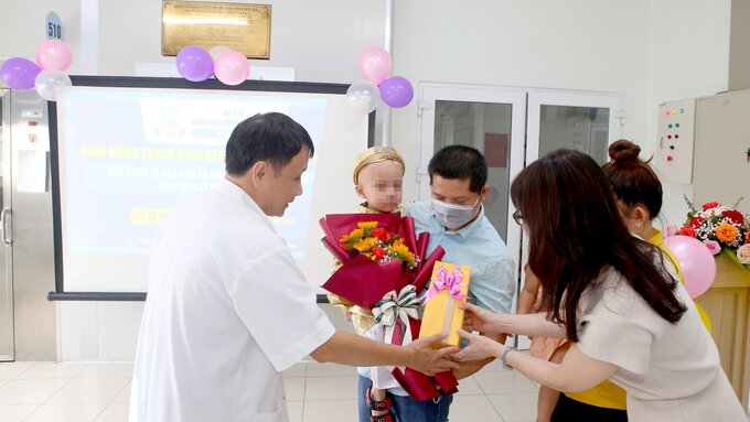 Lãnh đạo Bệnh viện Trung ương Huế tặng quà cho cháu D. trước khi ra viện.