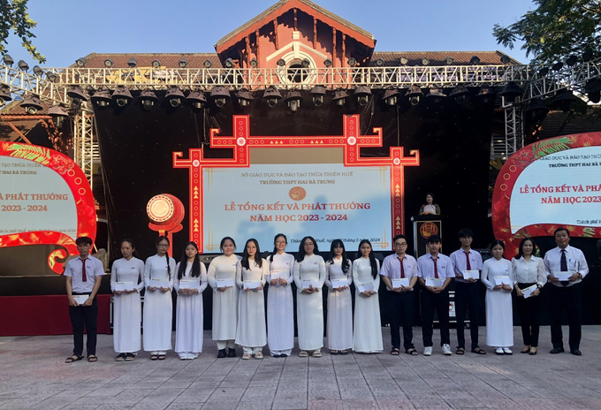Thầy giáo Lê Triều Sơn - Hiệu trưởng Trường THPT Hai Bà Trưng tuyên dương khen thưởng các tập thể, cá nhân học sinh xuất sắc trong năm học 2023-2024.