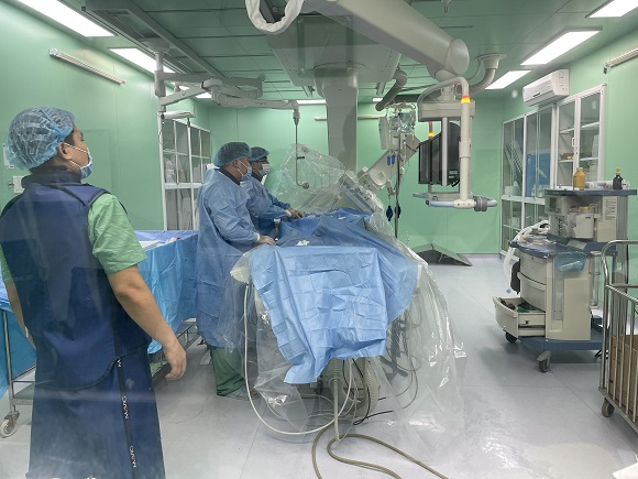 Ê kíp đang can thiệp bệnh nhân đột quỵ