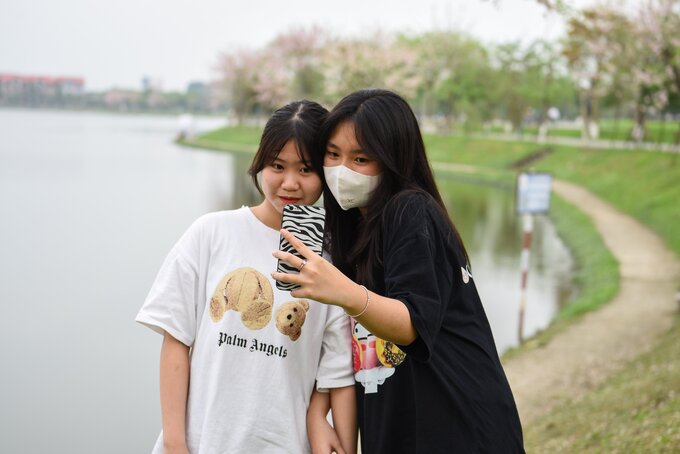 Chị L.Đ ở phường Võ Cường, TP Bắc Ninh cho biết: “Tôi cùng các bạn tranh thủ thời tiết se se lạnh đến công viên Hồ Điều hòa để chụp ảnh check-in cho mình những bộ ảnh ưng ý nhất với loài hoa đỗ mai lần đầu tiên khoe sắc hồng tại Bắc Ninh”.