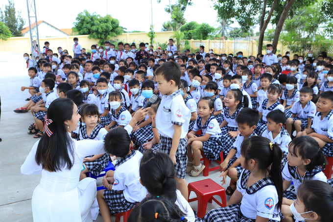 Hàng trăm học sinh trường tiểu học Tiến Thành 1 hào hứng với dự án giảng dạy Tiếng Anh và Tin học miễn phí chuẩn quốc tế