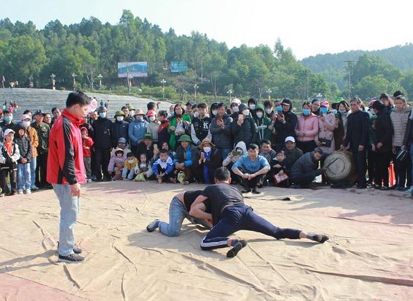 Người dân tham gia trò chơi dân gian.