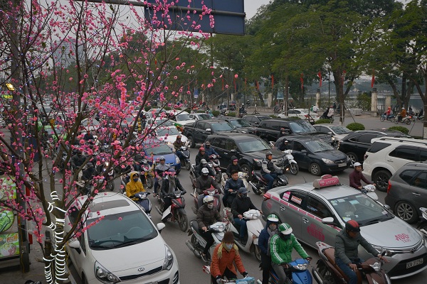 Dịp Tết Nguyên đán Giáp Thìn 2024 được dự báo lưu lượng người và phương tiện giao thông sẽ gia tăng mạnh mẽ, tạo áp lực lớn cho công tác bảo đảm trật tự, an toàn giao thông