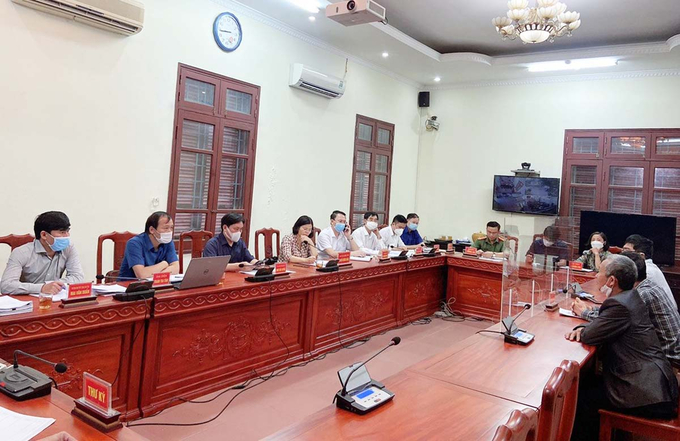Chủ tịch UBND tỉnh Nguyễn Hương Giang (ngồi thứ tư từ trái qua) tiếp đoàn đông người tại Ban Tiếp công dân tỉnh