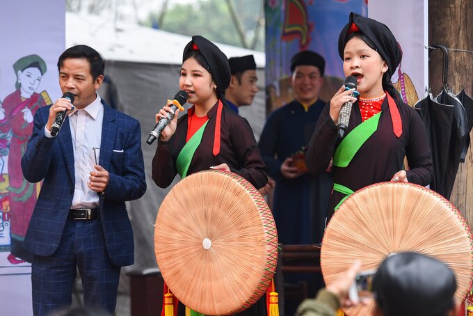 Trong ngày khai hội vùng Lim năm 2023, trên núi Hồng Vân (núi Lim) thị trấn Lim đã tổ chức hát đối đáp quan họ tại các lán trại quan họ (12 lán), thu hút hàng trăm du khách đến du xuân trẩy hội.