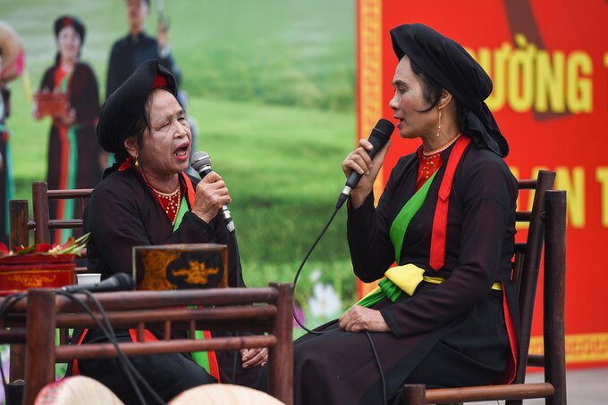 Trên sân khấu chính diễn ra màn đối đáp giữa những liền anh, liền chị trong những làn điều dân ca quan họ mượt mà, đằm thắm.
