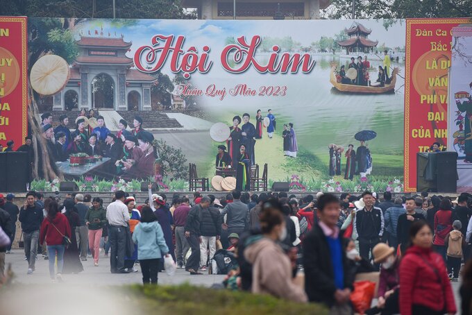 Mặc dù ngày 13 tháng Giêng mới là chính hội nhưng ngay từ ngày đầu khai hội, lễ hội thu hút hàng vạn lượt khách du xuân trẩy hội, nghe Quan họ.