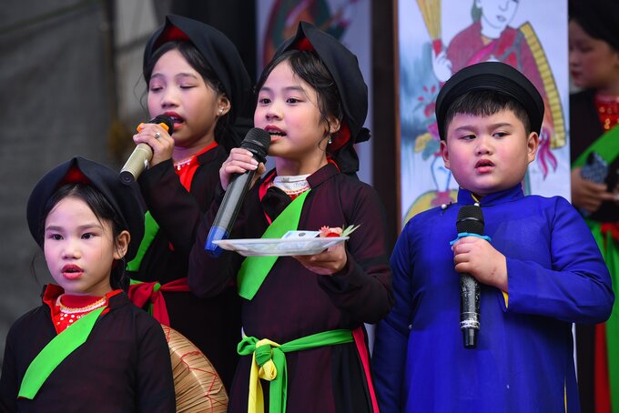 Tại đây câu lạc bộ 'măng non' quan họ xã Hoàn Sơn, huyện Tiên Du, tỉnh Bắc Ninh đã thu hút và nhận được nhiều sự tán thưởng từ du khách đến du xuân, trảy hội vùng Lim. Màn biểu diễn các làn điệu dân ca quan họ Bắc Ninh của các măng non quan họ đã làm say đắm và tán thưởng của nhiều du khách.