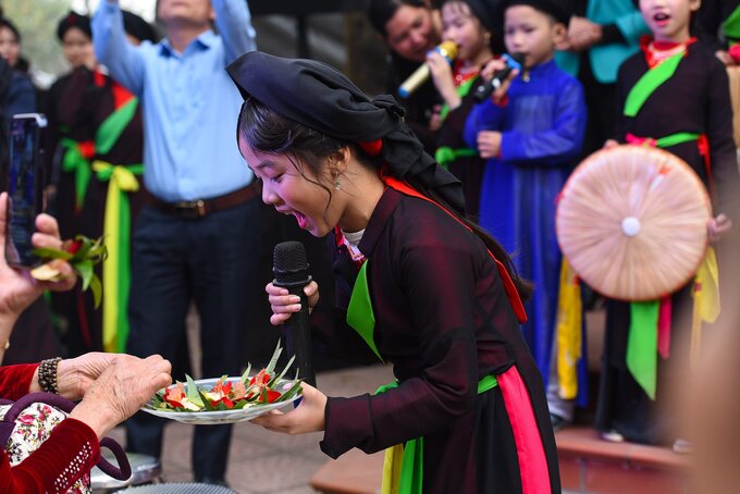 'Măng non' quan họ Nguyễn Bích Ngọc (11 tuổi) ở xã Hoàn Sơn, huyện Tiên Du, tỉnh Bắc Ninh đã tham gia Câu lạc bộ măng non quan họ được 3 năm. Đến nay em có thể hát và biểu diễn thành thục 16-17 bài dân ca quan họ Bắc Ninh.