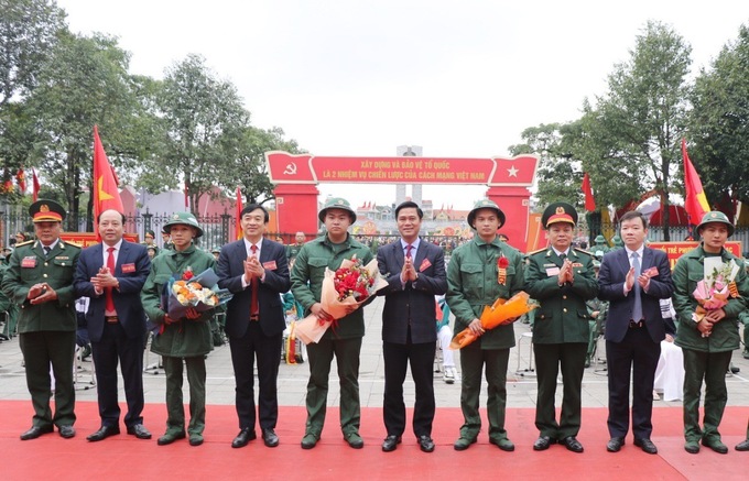 Chủ tịch Ủy ban MTTQ tỉnh Bắc Ninh Nguyễn Đình Lợi (thứ 4 từ trái qua) cùng các lãnh đạo thành phố Từ Sơn tặng quà các tân binh lên đường nhập ngũ.