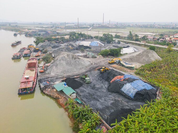Toàn cảnh khu vực bến bãi tại thôn Phú Vân.