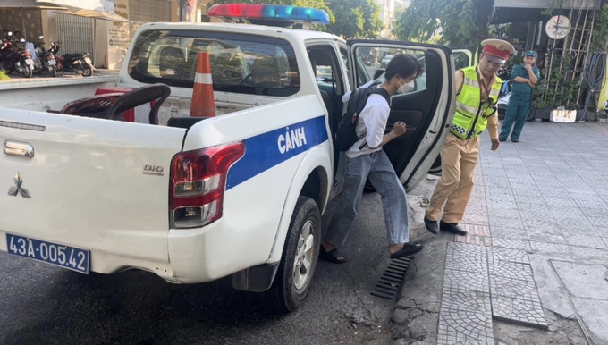 Nam sinh được CSGT giúp đỡ