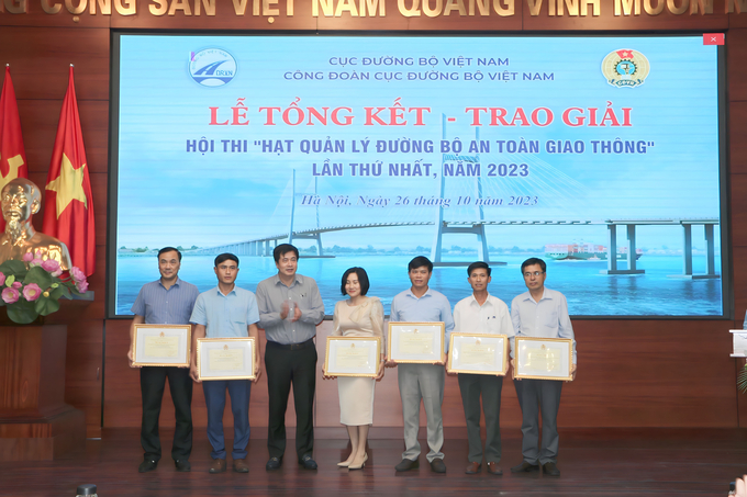 Ông Phạm Hoài Phương (thứ 3 từ trái sang) tặng giấy khen cho 6 đơn vị có thành tích cao