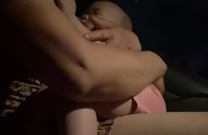 Bé gái khóc không ngớt trên tay bà ngoại