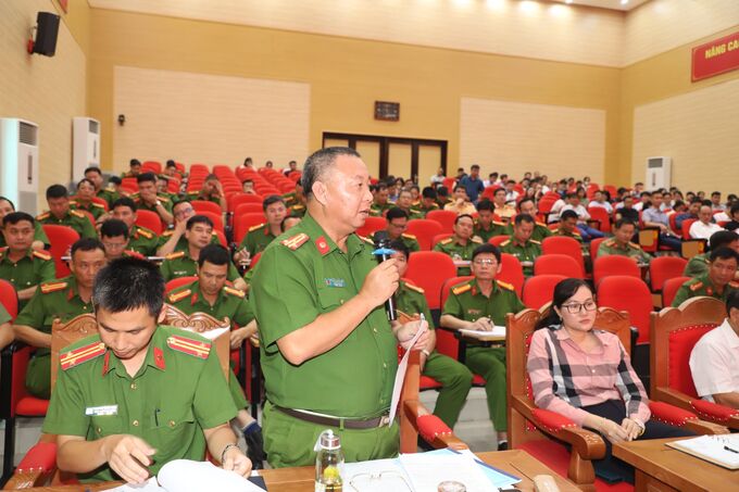 Thượng tá Nguyễn Văn Viện - Trưởng phòng Cảnh sát PCCC và CNCH - Công an tỉnh trả lời các doanh nghiệp.