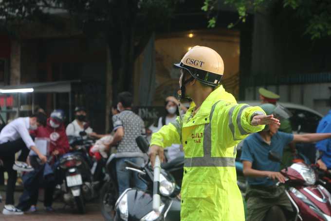 Tại điểm thi trường THPT Quốc Oai, huyện Quốc Oai, Hà Nội, các chiến sĩ CSGT có mặt từ sớm