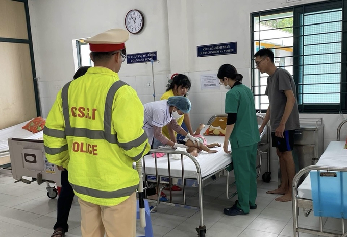 CSGT đưa cháu bé tới bệnh viện