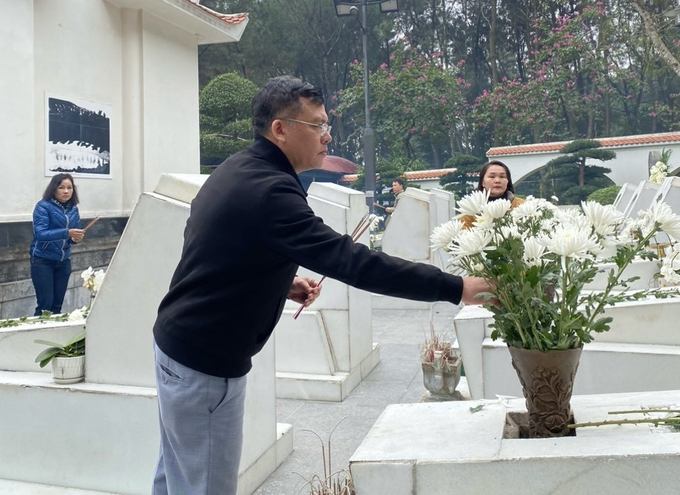 Lãnh đạo Công đoàn Cục Đường bộ Việt Nam dâng hương, tưởng nhớ công ơn các Anh hùng, Liệt sĩ trong chuyến thăm hỏi, động viên người lao động khu vực Bắc miền Trung