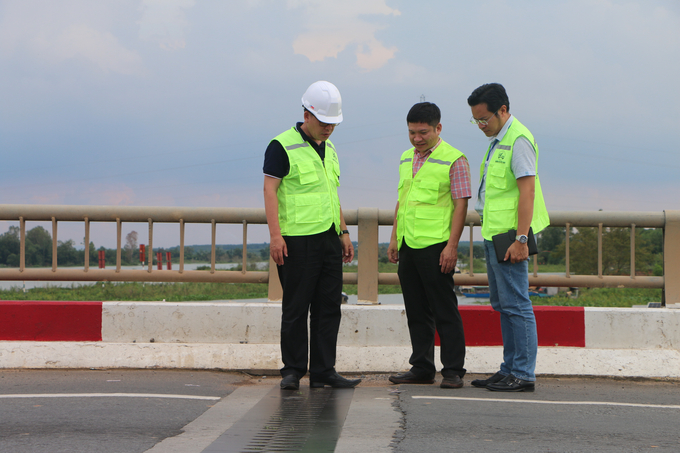 Ban giám khảo kiểm tra khe co giãn trên cầu