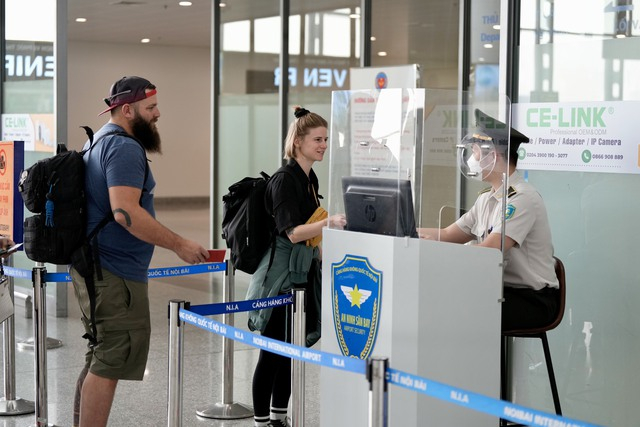 Sau khi làm thủ tục checkin thành công, khách cần nhanh chóng di chuyển vào khu vực hạn chế để nhanh chóng hoàn thiện nhiều thủ tục tiếp theo, như: Kiểm soát giấy tờ tùy thân, thực hiện các thủ tục xuất cảnh, soi chiếu an ninh người và hành lý xách tay, kiểm tra hải quan