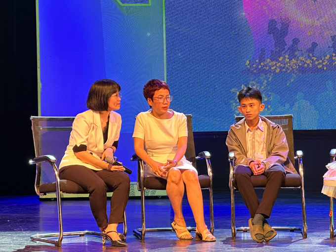 Bà Trần Mai Anh, người sáng lập và điều hành Chương trình “Thiện Nhân & Những người bạn” (ngồi giữa)