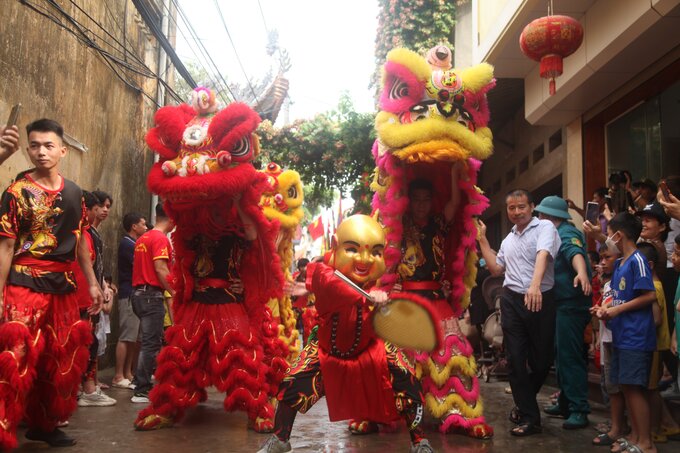 Cuối cùng bọn quỷ đen thua trận, phải quy phục đức thánh Tam Giang ở đây. Chính vì vậy, dân làng Vân mở hội vật cầu (còn gọi là hội Khánh Hạ) vào ngày hóa của đức thánh, với ý nghĩa hội mừng chiến thắng.