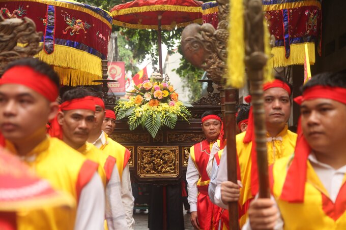 Khi đánh thắng quân Lương trở về đầm Dạ Trạch thì bị bọn quỷ đen ở đầm quấy phá. Hai bên xung trận, bọn quỷ ra điều kiện nếu thắng, chúng phải được thưởng lớn; còn nếu thua, chúng sẽ quy phục theo hầu nhà thánh.