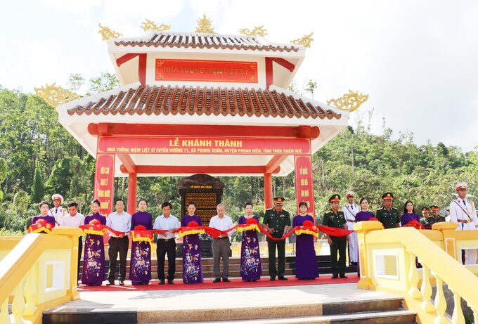 Lãnh đạo Cục cứu hộ, cứu nạn - Bộ Quốc phòng, Bộ tư lệnh Quân khu 4 cùng lãnh đạo tỉnh Thừa Thiên Huế, Bộ Chỉ huy Quân sự tỉnh cắt băng khánh thành.