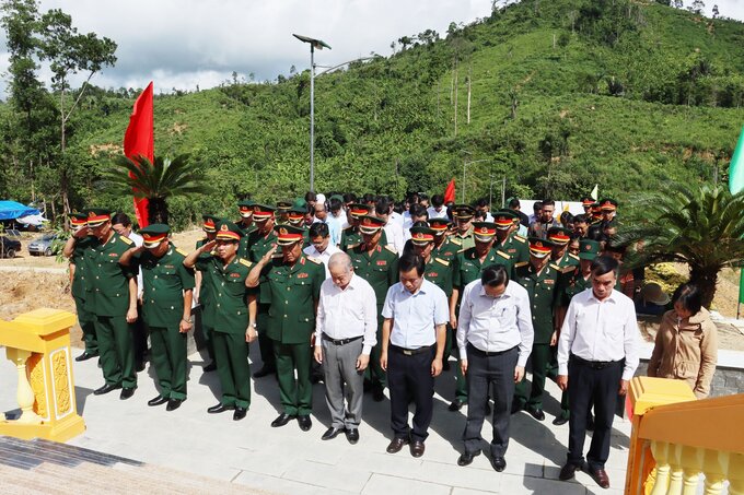 Các đại biểu dành một phút mặc niệm các liệt sỹ.