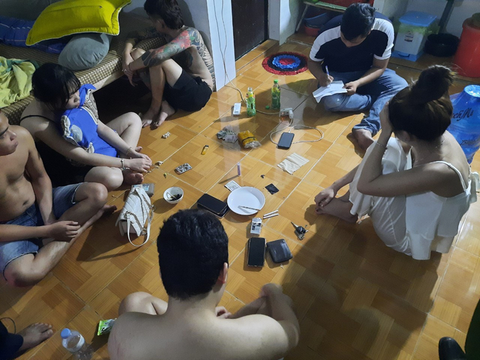 Các đối tượng đang 'phê'' ma tuý thì bị Công an bắt giữ