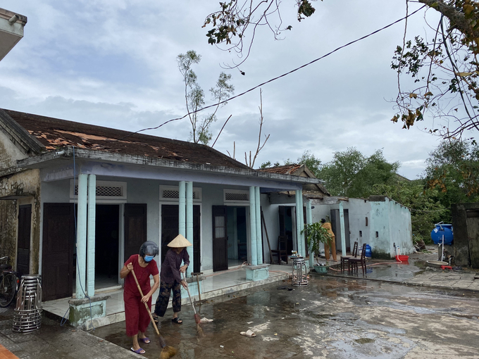 Người dân tích cực dọn dẹp nhà cửa, sớm ổn định cuộc sống.