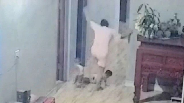 Cháu bé bị mẹ ruột đạp gẫy xương đùi tại Bắc Giang (ảnh cắt từ video).