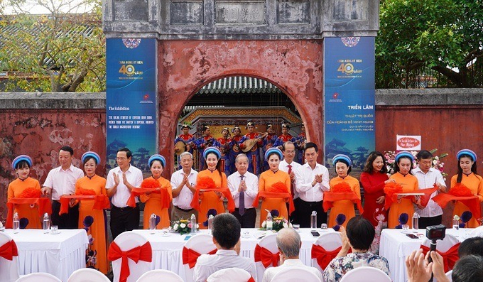 Các đại biểu thực hiện nghi thức cắt băng khai mạc triển lãm.